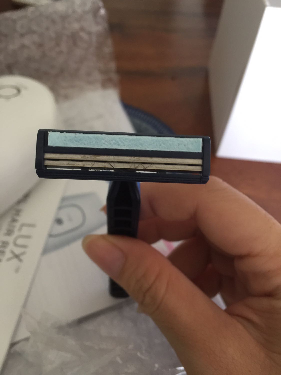 Minh đặt vào khoảng 15h hôm qua (12/09/2019), sáng nay 9h (13/09/2019) mình nhận được hàng. Nhưng khi mở ra thì phát hiện sản phẩm đã qua sử dụng vì đầu máy bắn nhiệt đã bẩn và lưỡi dao có rất nhiều lông. Tiki giải quyết vụ này nhanh chóng giúp mình