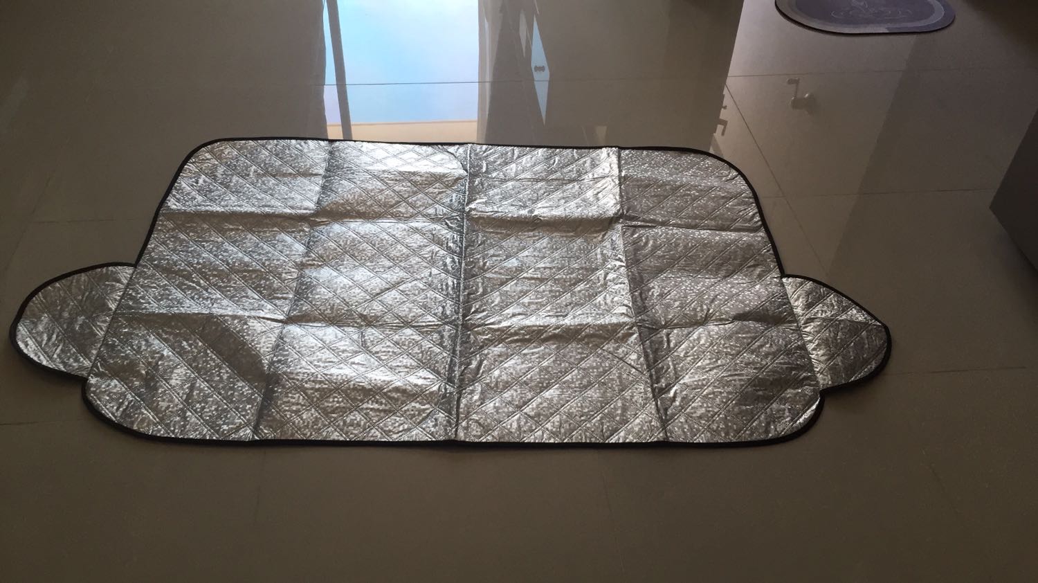 Bạt có dây móc vào gương. Mỗi lần che phải mở cả 2 cánh cửa rồi kẹp lại. Hơi bất tiện. Điểm cộng là dày dặn, chất liệu tốt, đóng gói cẩn thận, giao hàng nhanh