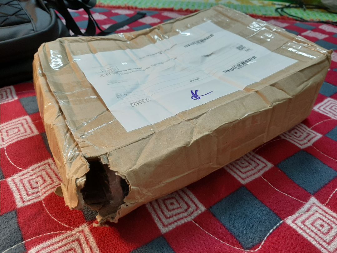 chất lượng sách tốt nhưng lần đầu mk mua tiki mà giao hàng tệ như thế này luôn . mọi người nhìn hộp đựng là biết ?. sách dày và nặng , chất lượng giấy tốt