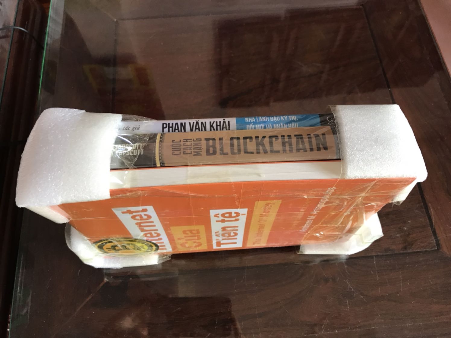 Đóng gói rất chắc chắn. Mua lúc sale nên giá cũng khá hợp lý. Về nội dung là những hồi tưởng, kỷ niệm của những người từng làm việc cùng Thủ tướng thể hiện tính cách, con người ông trong khi làm việc và cả đời thường.
Sách đáng xem.