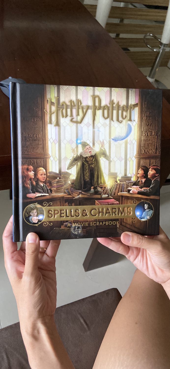Sách là bổ sung rất chất cho các fan của Harry Potter. Toàn bộ những bùa chú và các bối cảnh sử dụng đã bùa chú này được chắt lọc trong cuốn sách. Rất hay. Các bạn nhỏ rất thích.