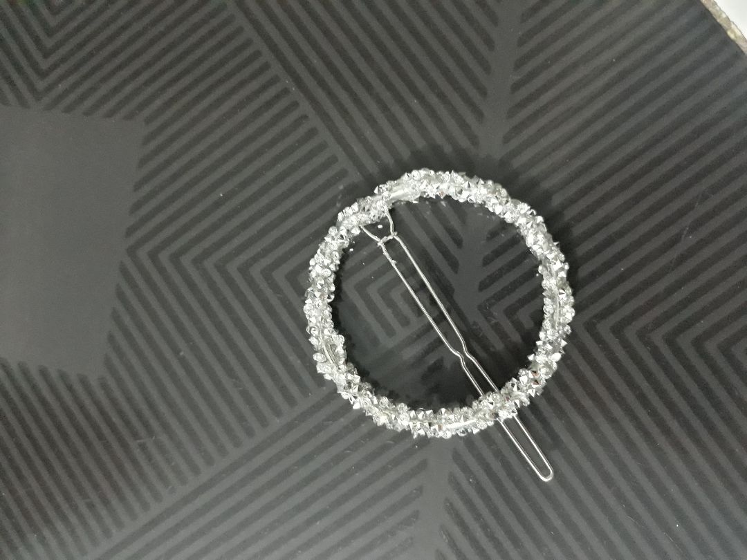 Hàng lỗi, lủng lỗ. Shop hết hàng nên k đổi được. Nhưng vì mình mua cài tóc cùng kiểu cũng lỗi. Và shop phản hồi tin nhắn nhanh chóng, đổi liền cài tóc khác mà k lấy lại cái bị lỗi.
Mình vẫn cho 5* vì dịch vụ khách hàng rất tốt 👍👍👍