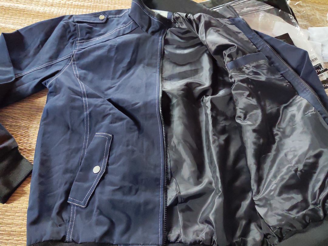 Áo rất đẹp, không thấy vết rách hay bị hư hỏng. Túi áo trong có thể để điện thoại vừa và nhỏ, 2 túi ngoài thì không có khoá kéo nên chỉ để những gì tiện dụng thôi (khẩu trang, khăn giấy,...). Cầu vai áo thì dài bằng vai mình, còn tay áo thì hơi dư một chút (phòng hờ trời lạnh có thể kéo xuống che lòng bàn tay và ngón cái). Nói chung thì mình khá hài lòng với sản phẩm của shop. Tiki giao hàng rất nhanh nên mình hài lòng về chất lượng dịch vụ của Tiki.