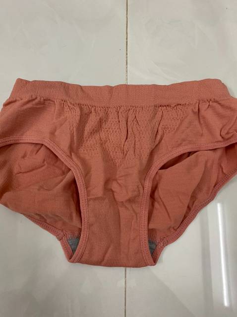 Chất lượng vải rất tệ, size lớn bé lẫn lộn, shop cố tình đưa hàng kém chất lượng vào để *** đảo khách hàng. Những chiếc quần này chỉ đem đi vứt bỏ chứ không thể nào mặc được. Mình rất tin tưởng vào uy tính của Tiki nên mua hàng rất nhiều, nhưng lần này cảm thấy rất bực bội khi nhận hàng như thế này. Tiki nên loại những shop chuyên *** đảo này ra khỏi hệ thống để tránh việc làm mất uy tính của mình.