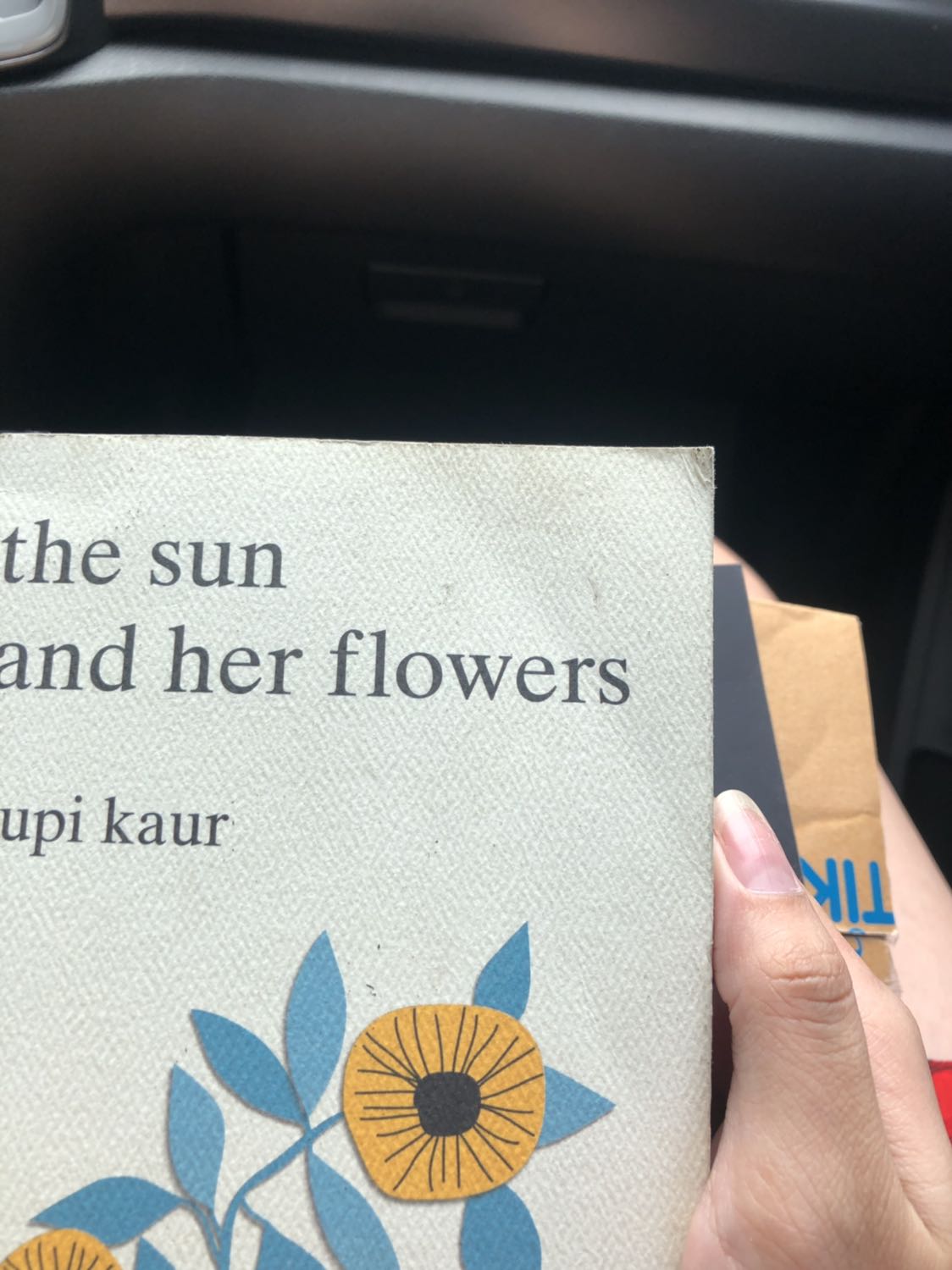 Nhận hàng thực sự rất thất vọng vì sách bị gãy góc, cũ, dính bẩn