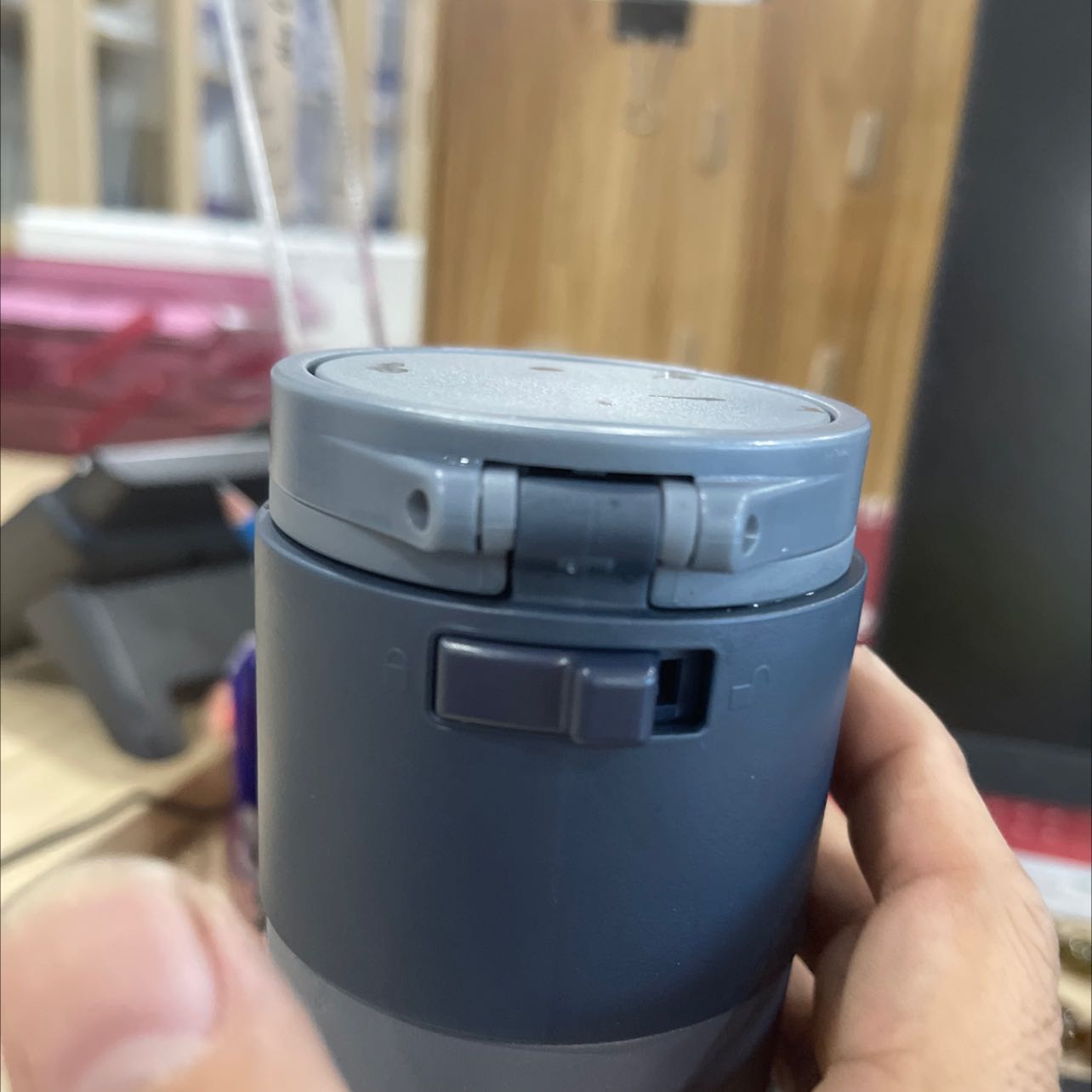 Nắp bị lỗi, cài khoá nút vẫn bấm bật nắp được, không có tác dụng khoá