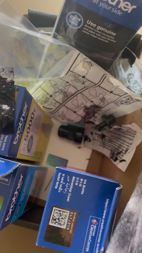 Hàng giao bị mực đổ, nhắn tin đổi hàng mà không thấy bất kỳ hồi âm. Đề nghị Tiki nên bảo vệ người tiêu dùng. Lúc mới nhận, thì hộp đen đã bị đổ ra hết 1/3 hủ! Quá xá bất mãn