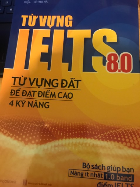 Sách rất hay, nhiều từ vựng đắt, giải thích rất dễ hiểu. Mình nghĩ những bạn nào yếu, đặc biệt là kĩ năng nói nên mua quyển này vì hỗ trợ rất nhiều cho việc học từ vựng. Tuy nhiên Tiki gói ẩu quá, phần cuối sách bị nhăn, may là không rách tí nào. 

Sách rất xứng đáng để mua nhé mọi người.