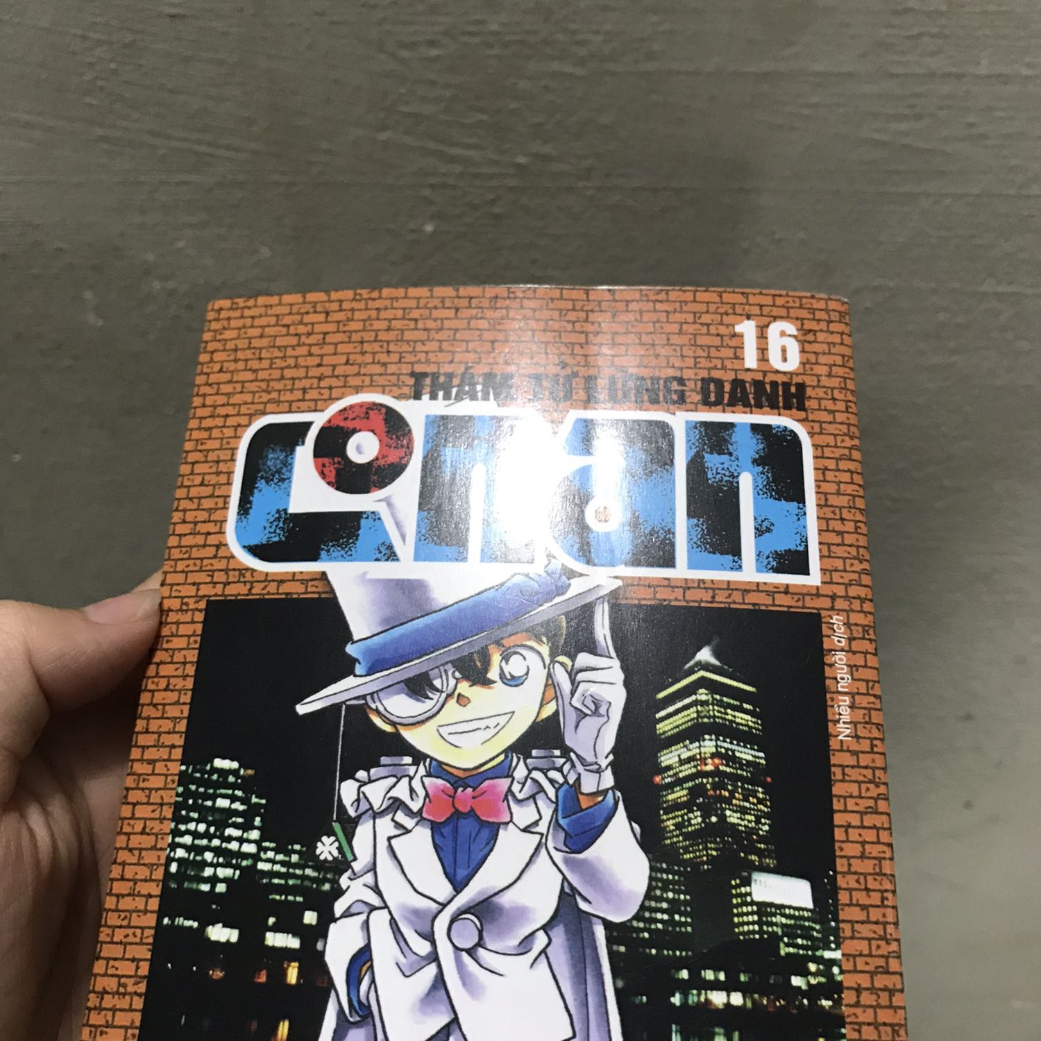 Giao hàng nhanh, truyện mới, ở bìa truyện có vài vết hằn và mép bìa bị móp một xíu nhưng nhìn chung không đáng kể^^