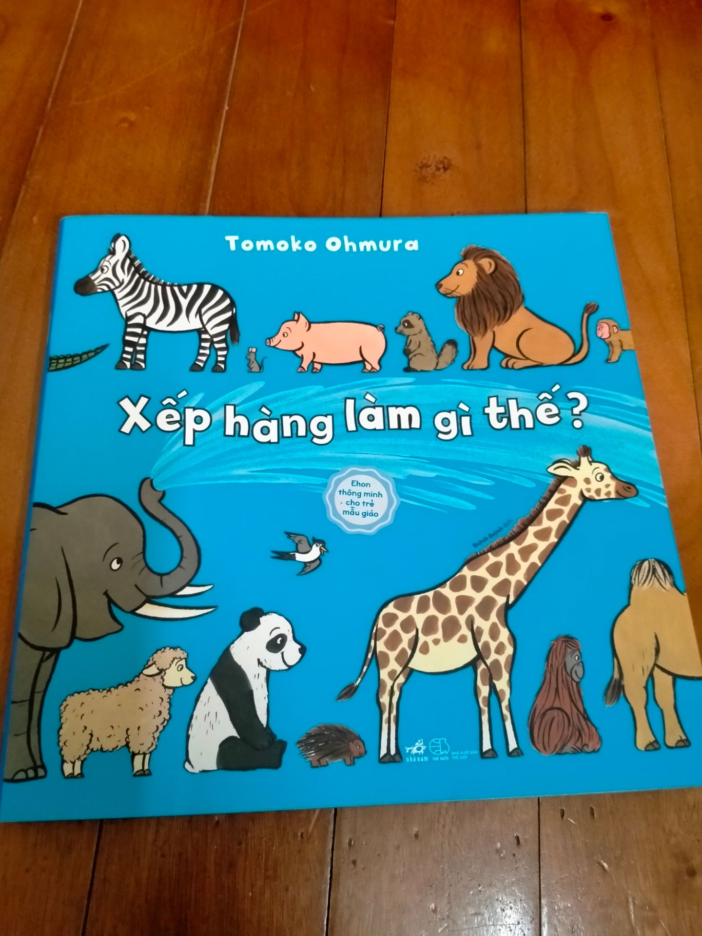 Quyển này rất phù hợp với các bé mầm non luôn ạ. Hình minh hoạ trong sách rất gần gũi, đáng yêu, đẹp cực luôn; chất giấy khá là mềm, mịn, thơm cực luôn.