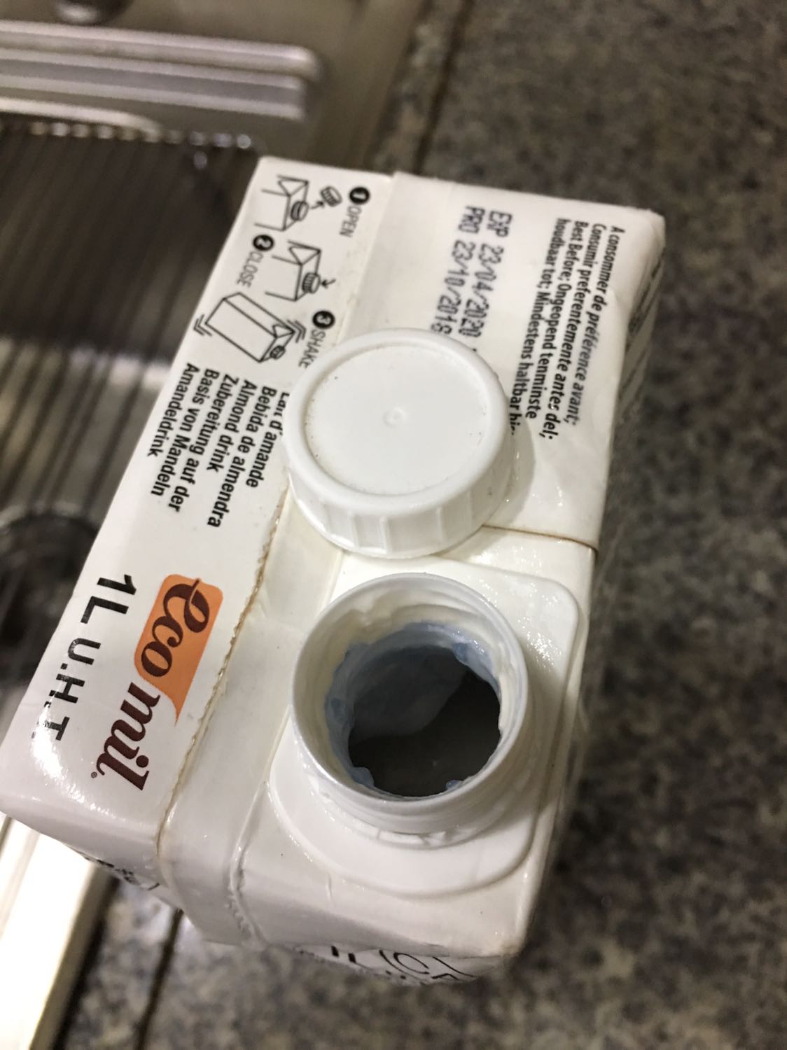 Sữa bị bốc mùi chua, nắp đã bị mở, nắp bên trong cũng bị mở. Quá tệ