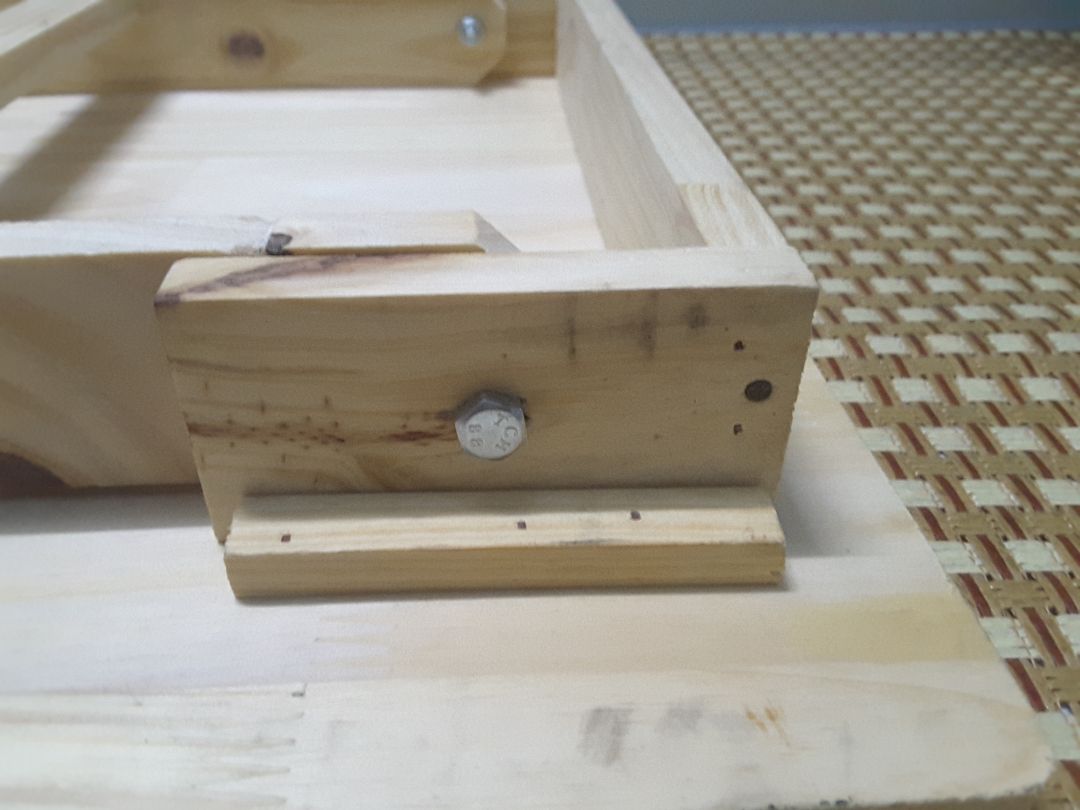 Nếu mình ko thêm mấy cây đinh vào thì tuổi thọ của bàn này ko được bao lâu. Mỗi mối nối là 1 đinh.