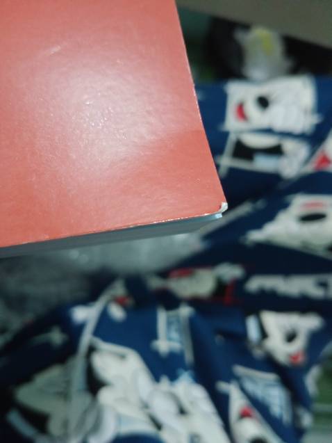 Sách được bọc lại như thế này, tôi không biết là do cách đóng gói nên góc sách bị như thế hay không. Có một số lỗi nhỏ nhưng tôi thấy ổn. Tuy nhiên, thấy cách đóng gói của shop, thật lòng tôi bớt cảm giác háo hức khi nhận một món đồ mình trông chờ.