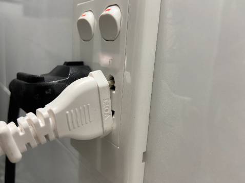 Một cái ổ cắm 300k mà không khác gì một món đồ chơi rẻ tiền. Ổ cắm khá to, dây điện trông có vẻ trâu, ổn với mức công suất mà NSX công bố nhưng vỏ nhựa ọp ẹp kinh khủng, nắp ổ cắm thì thiết kế khá là đần, cắm lỗ nào cũng kẹt cứng ngắc, phải khéo léo nghiêng cái jack qua một bên để gạt cho được cái nắp thì mới cắm vào được. Cái này mà không khéo léo lại đi dùng lực đè là cái vỏ ổ cắm bể chắc luôn. Cái phích lấy điện trên một cái dây to nặng như vậy mà lại đi làm phi 4, cắm vô tường lỏng toẹt, cái dây nặng cứ kéo cái phích ra hở một khúc quá nguy hiểm. Lỡ thò tay bấm bật công tắc đèn mà đụng trúng thì nó giật cho chết. Mọi người lưu ý những nhược điểm chí mạng này. Kiểu này tôi phải thay cái phích cắm của nó thì mới dám sử dụng.