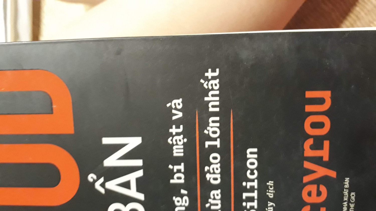 CHất lượng sản phẩm quá kém. Sách bị trầy xước hầu như toàn bộ mặt trước và sau trông rất cũ và vô giá trị.
Mép sách bị gấp dẫn đến bị gẫy.
Khi đóng gói nhân viên dán biên nhận bằng băng keo trong lên chữ "Bad Blood" được tráng một lớp nhựa dẫn đến khi gỡ băng keo thì bong tróc hẳn lớp nhựa này.