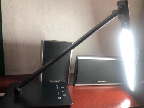 Đèn đẹp, đóng gói kĩ lưỡng, có 2 độ sáng trắng vs vàng tiện nhất là 2 trục điều chỉnh được ko cố định như các mẫu đèn khác mình đã sử dụng