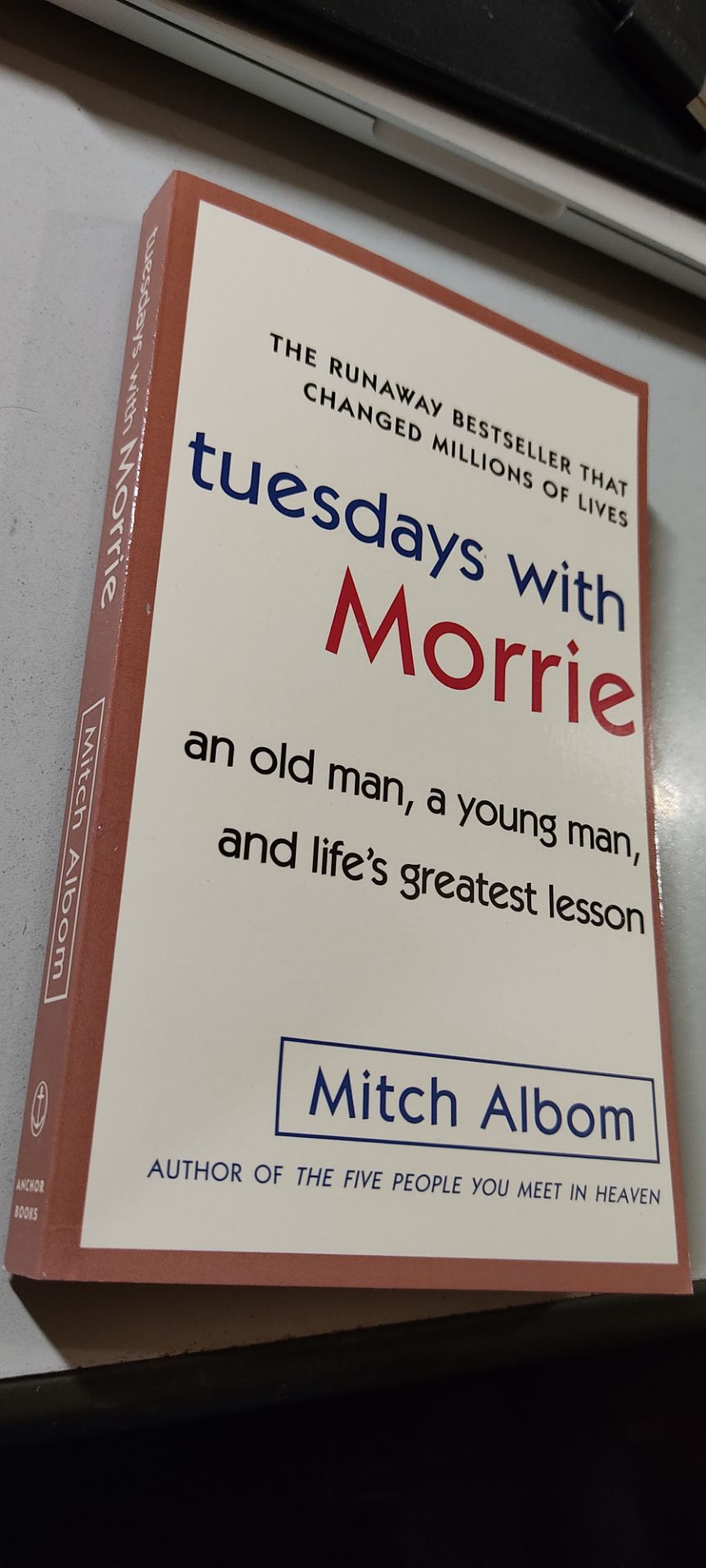 sách giao cực nhanh, mới tiện tay đặt chiều t6 sang chiều t7 đã thấy shipper gọi giao hàng, còn được giảm gần nửa giá bìa :)) 
sách giao rất mới, khổ nhỏ giấy nhẹ kiểu bỏ túi như các dòng sách văn học bằng tiếng Anh thường thấy. quy cách in ấn với giá thành vậy là đúng rồi, bạn nào chê giấy xấu mà còn đắt thì chắc chắn là vì ko quen tiếp cận với dòng sách văn học gốc, đắt hơn bản dịch tiếng Việt mấy lần là chuyện đương nhiên, nhiều cuốn khổ bé bằng nửa cuốn này mà giá tương đương cũng là bt :))
mình đọc xong The five people you meet in heaven nên chạy đi tìm cuốn này mua luôn ko đắn đo, tuy chưa đọc nhưng sách của bác Mitch thì ko có gì phải lo ngại :)) sách giao cực nhanh, mới tiện tay đặt chiều t6 sang chiều t7 đã thấy shipper gọi giao hàng, còn được giảm gần nửa giá bìa :)) 
sách giao rất mới, khổ nhỏ giấy nhẹ kiểu bỏ túi như các dòng sách văn học bằng tiếng Anh thường thấy. quy cách in ấn với giá thành vậy là đúng rồi, bạn nào chê giấy xấu mà còn đắt thì chắc chắn là vì ko quen tiếp cận với dòng sách văn học gốc, đắt hơn bản dịch tiếng Việt mấy lần là chuyện đương nhiên, nhiều cuốn khổ bé bằng nửa cuốn này mà giá tương đương cũng là bt :))
mình đọc xong The five people you meet in heaven nên chạy đi tìm cuốn này mua luôn ko đắn đo, tuy chưa đọc nhưng sách của bác Mitch thì ko có gì phải lo ngại :))