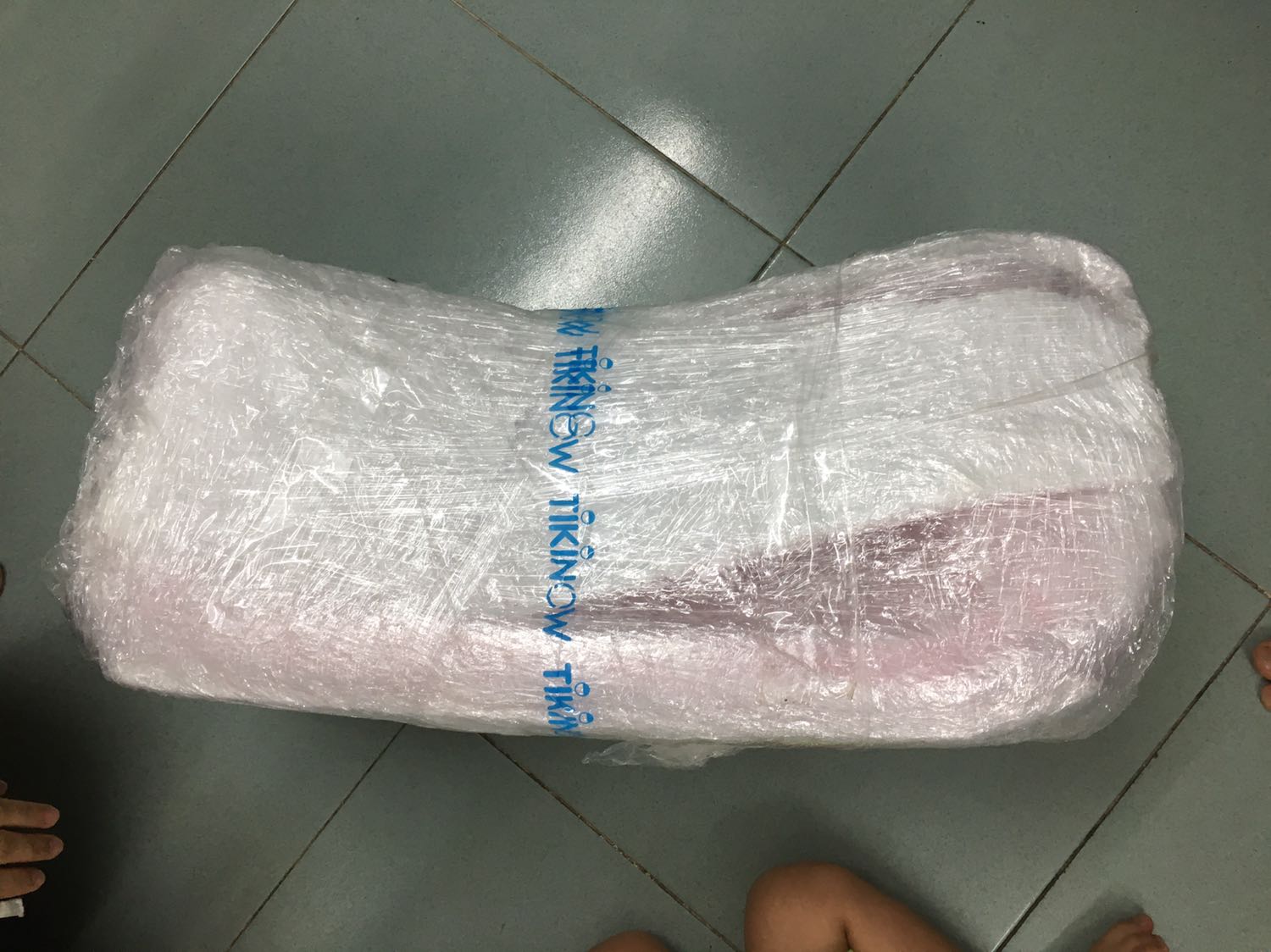 Giao hàng đúng lịch, đóng gói cẩn thận. Bàn đẹp, bé nhà mình thích lắm: đúng màu và đúng hình bé thích luôn. Bàn nhẹ, chắc chắc, Bé thích mang đâu thì tự mang, ko cần nhờ ba mẹ. Giao hàng đúng lịch, đóng gói cẩn thận. Bàn đẹp, bé nhà mình thích lắm: đúng màu và đúng hình bé thích luôn. Bàn nhẹ, chắc chắc, Bé thích mang đâu thì tự mang, ko cần nhờ ba mẹ.