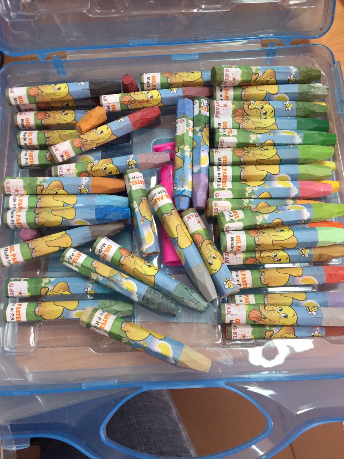 Nhận hàng không thấy hài lòng với chất lượng: bút gẫy, hộp nhìn cũ kỹ. 
Tóm lại là thất vọng.