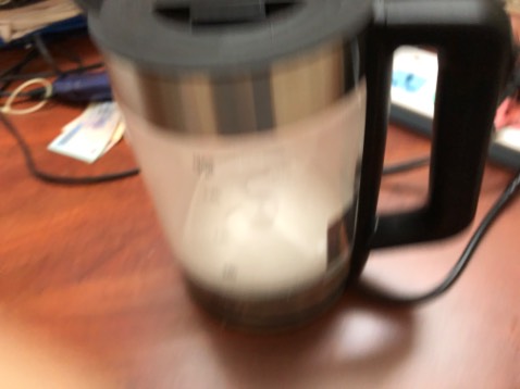 Ấm đẹp và thiết  kế lắm chắc chắn .Nhưng cũng may nhà không có trẻ con ,nếu không dễ bị phỏng lắm vì ấm  rất nóng.Ai muốn mua thì nên cân nhắc nhé. Ngoài ra thì đẹp nên mẹ tui thích lắm.Tuy rẻ nhưng có warranty thì tui cũng yên tâm.