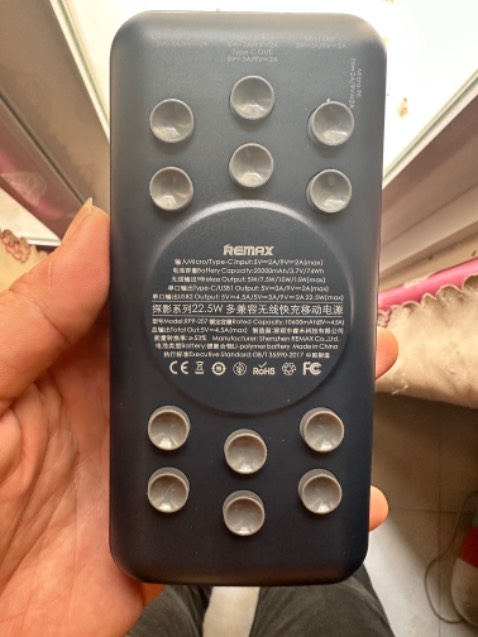 Nặng, chắc chắn, sạc qua ốp lưng rất chập chờn, lúc có lúc không. Sạc Ip 14 prmax khoảng 1 lần rưỡi là cạn pin. Hi vọng dùng bền. Cho shop 5* ủng hộ