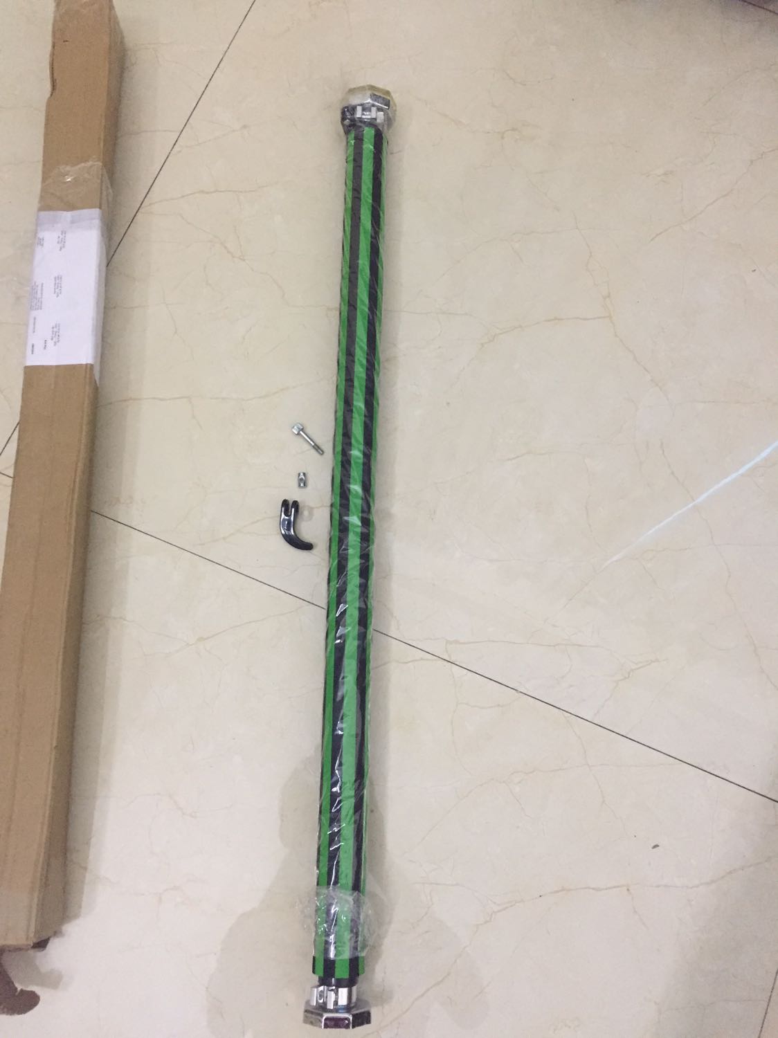 Sản phẩm bị lỗi, thiếu 1 bên đệm cao su, bên còn lại thì không chắc chắn. Chốt chống xoay  lỏng lẻo