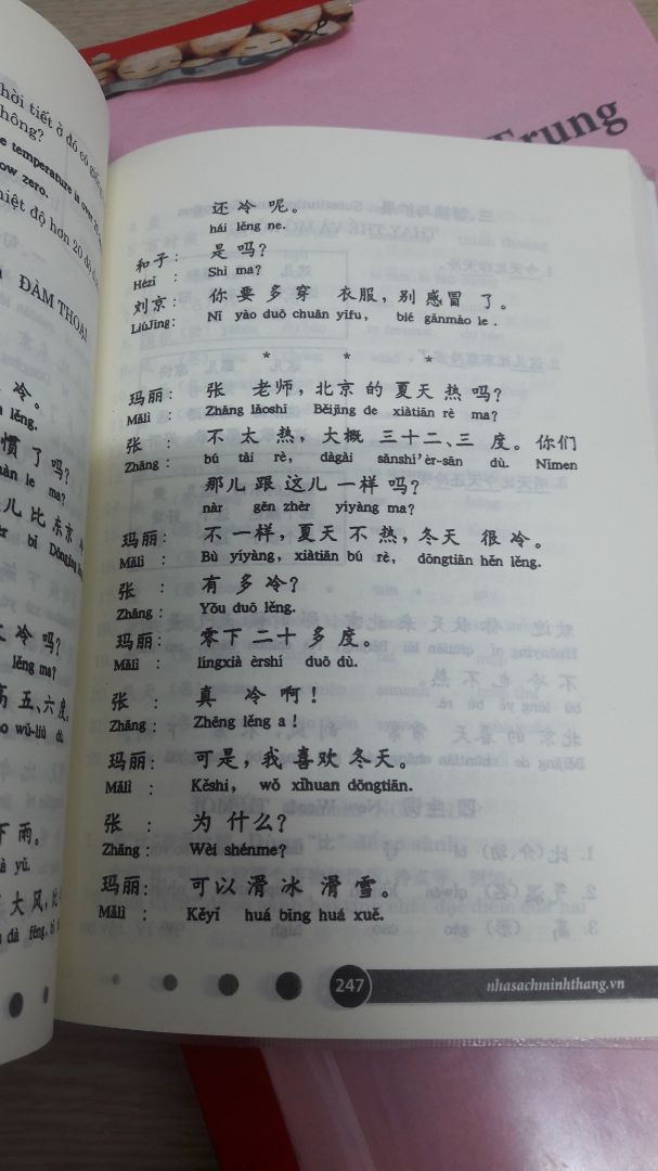 Mình đặt sách 2 tuần trước và nhận được sau 7 ngày. Mình khá không hài lòng vì Tiki giao hàng chậm quá. Sau khi đọc qua, mình thấy có khá nhiều lỗi sai trong phần thanh điệu và phiên âm. Giấy mỏng nên chữ trang sau hằn rõ lên trang trước. Chữ in nhỏ, bị nhòe, không nhìn rõ nét, rất khó đọc, nhiều chữ còn bị mất nét.