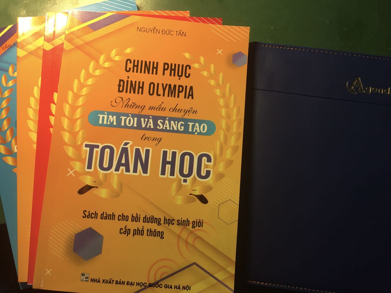 Sách chất lượng lắm ạ, nội dung khá hay, đi từ dễ đến khó. Cảm ơn shop đã tặng em cuốn sổ ạ, tiếc cái lịch trong sổ của năm 2021 :(( nhưng không sao, vẫn ghi chép được :>>