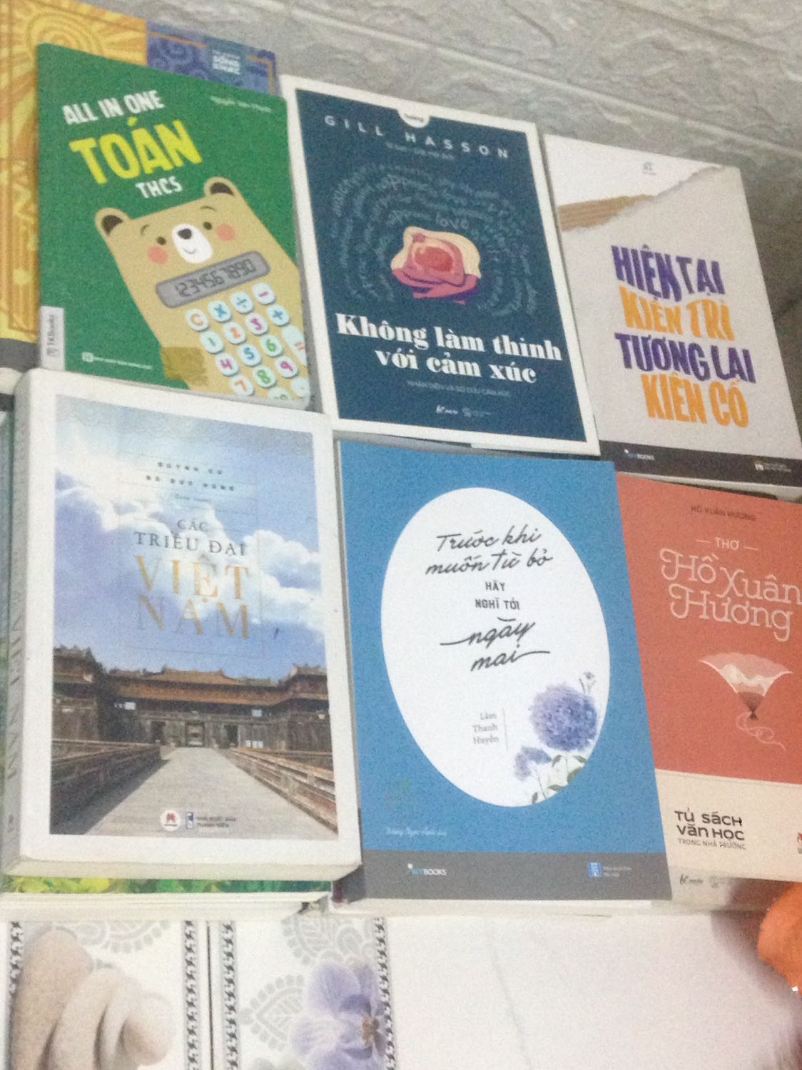 Bìa rất đẹp nhé . Nội dung bên trong thì có rất nhiều bài thơ hay của bà chúa thơ nôm " Hồ Xuân Hương" các bạn có niềm hứng thú với thơ cơ thì nên mua về đọc nhé vì các bài thơ của Xuân Hương thật sự rất "Độc"