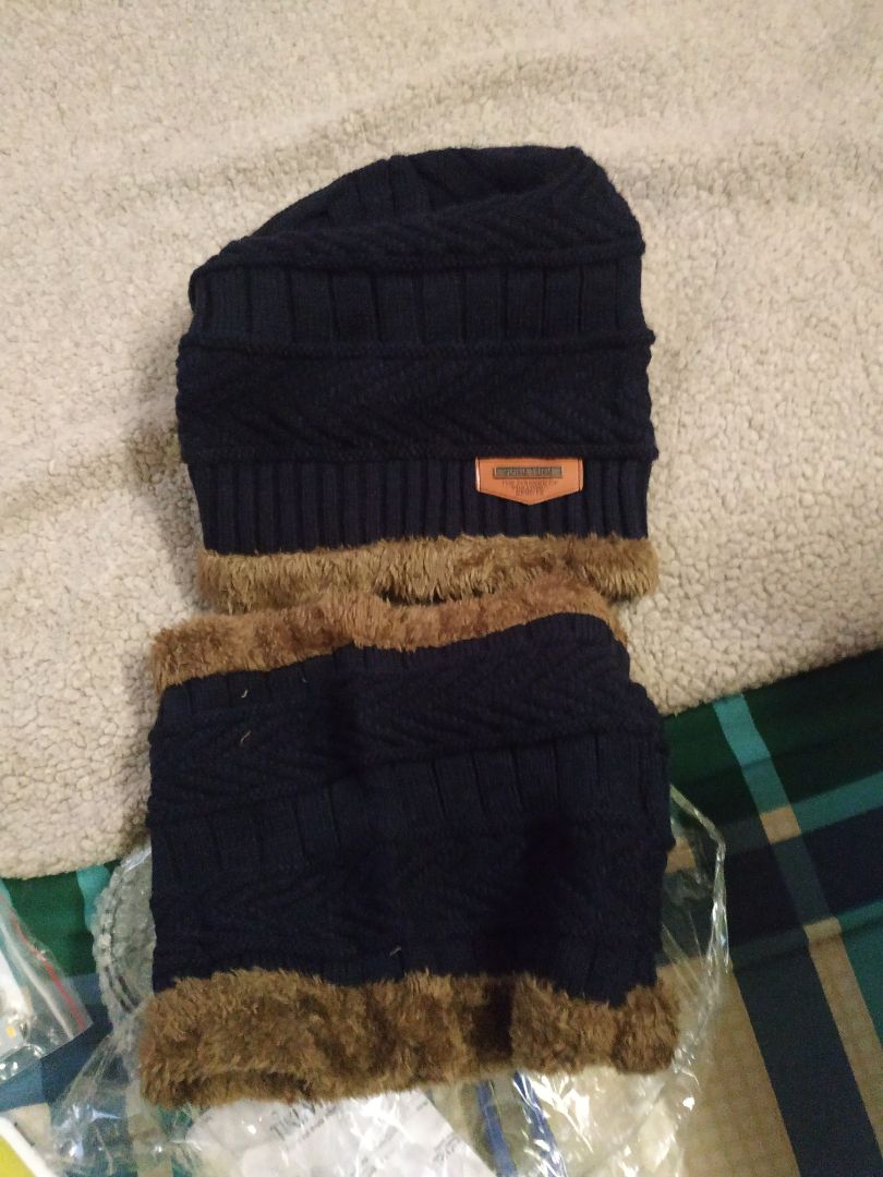 Mũ giống nhãn hiệu loại mình mua lúc trước, khác ở chỗ mũ này cao hơn. Giá trên Tiki tốt hơn ***, cụ thể lúc trước mình mua giá 150k, còn Tiki chỉ có 70k thôi. Mình bị viêm xoang mũi nên mùa lạnh không mang không được.