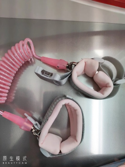 Dây có khoá an toàn. Cổ tay lót đệm mềm nên bé đeo k có bị đau. Con m nghịch lắm. Có dây này bé khỏi chạy xa đc