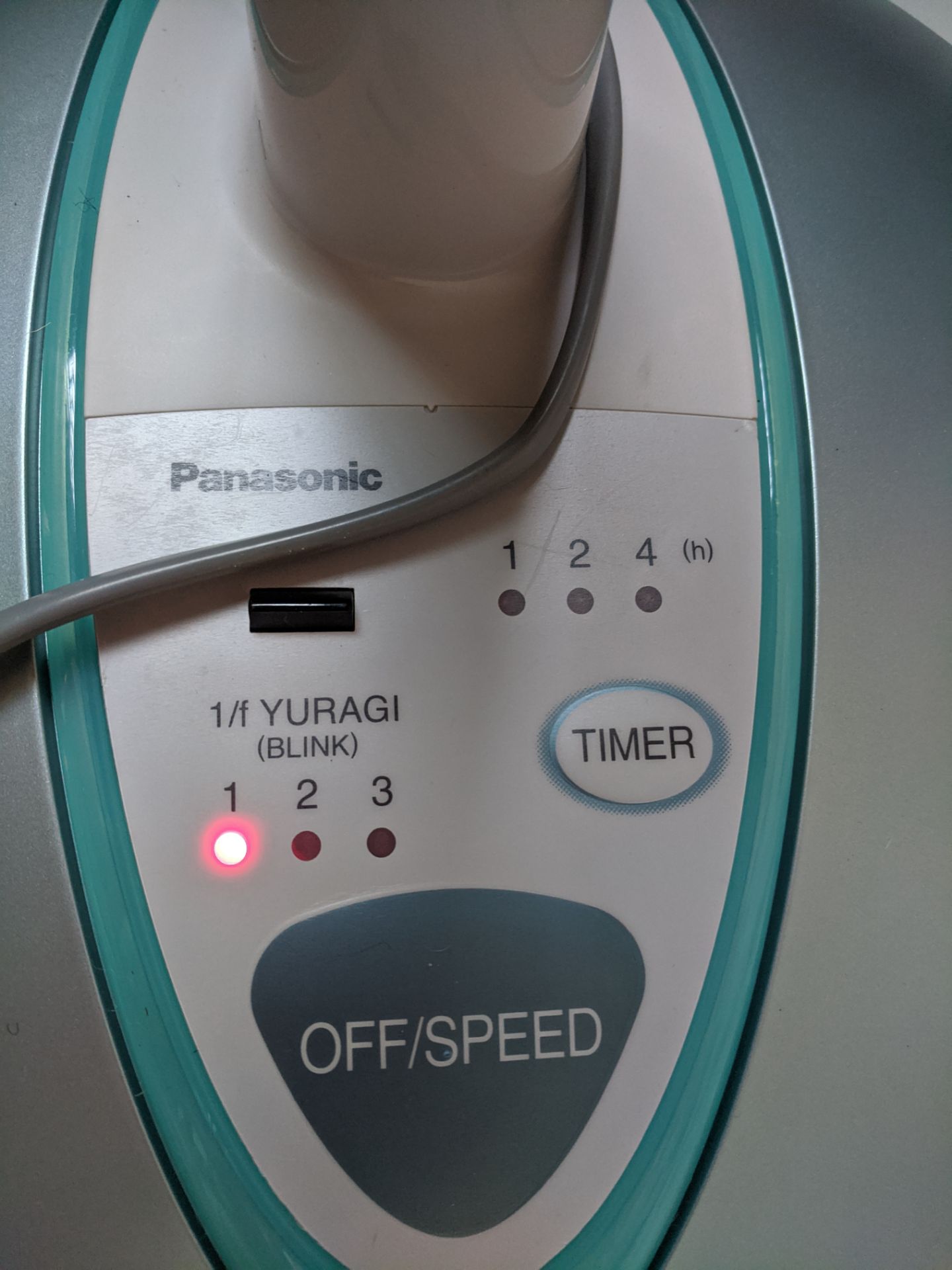 - Độ yên tĩnh không như kỳ vọng ban đầu..., nhưng so với các quạt khác đúng là rất ổn định, chắc sẽ bền.
- độ hoàn thiện tốt, nhỏ nhưng rất nặng và chắc chắn; không hiểu tại sao chân ghế không có miếng lót để tránh cọ quẹt nền.