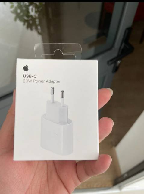Sạc chuẩn auth nguyên seal phân phối chính hãng bởi FPT, giao hàng nhanh đặt hôm qua hôm nay có. Mua rẻ hơn ở các siêu thị di động, điện máy. Cảm ơn shop.