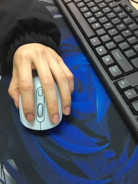 Màu sắc chuột trang nhã, xanh rất đẹp rất giống ảnh chân thực . Chuột cầm đầm tay, chắc chắn, mình *** thấy click êm không có tiếng ồn đúng như quảng cáo, hàng đóng gói cẩn thận, đẹp. Giao hàng nhanh. Shop tư vấn rất có tâm,  nhiệt tình. Sẽ ủng hộ Shop thêm. Nên mua nhé mn