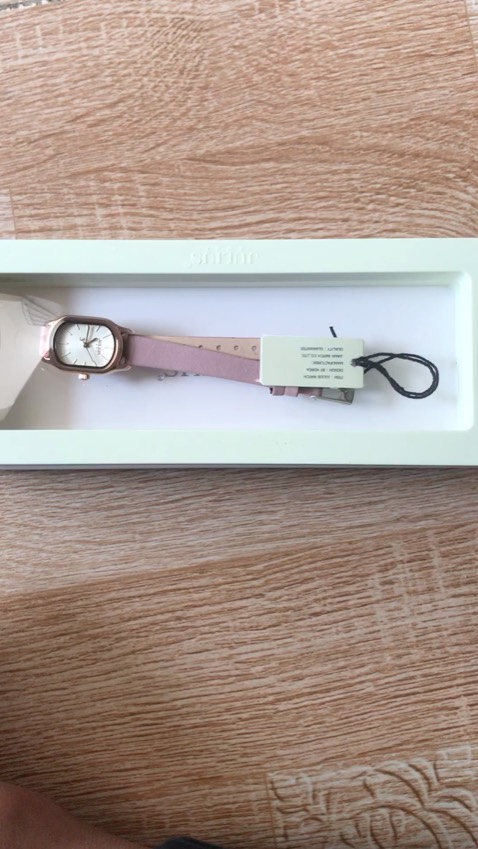 Mua màu đỏ  sao giao màu hộgf v shop?