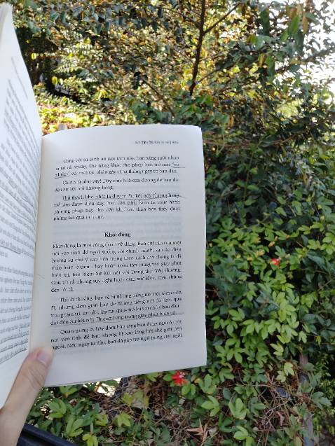 Quyển sách này thực sự cần được đọc đi đọc lại nhiều lần để thẩm thấu những tầng ý nghĩa sâu xa. Đặc biệt mình ấn tượng về phần tóm lược ở gần cuối sách. Sau khi bạn trải qua một hành trình đầy căng thẳng, một chuyến phiêu lưu đầy mạo hiểm có khi phải cược cả mạng sống cùng nhân vật chính, có nhiều thông tin hay, sâu sắc nằm rải rác trong từng lời nói của nhân vật và lời kể của tác giả nhưng đến cuối sách được tổng kết lại, chia thành từng phần rõ ràng giúp bạn thực hành trong cuộc sống hằng ngày. Mong bạn có một trải nghiệm tuyệt vời với quyển sách đáng giá này nhé 🧡.