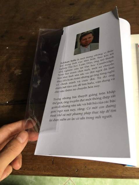 Đối với mình thì đây là cuốn sách rất tuyệt, thay đổi cách mình nhận của mình về cuộc sống, cuốn sách theo dạng câu hỏi và giải đáp, và các câu hỏi hầu như giống hệt với những điều mình đang thắc mắc. 

Mình đánh 3 * đánh giá vì bookcare bị rách, đề nghị Tiki hoàn lại bookcare cho tài khoản của mình.