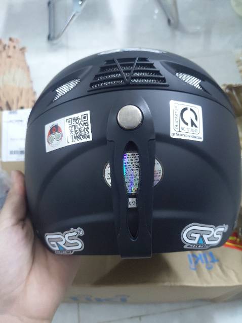 Mũ chất lượng, giao hàng nhanh, chắc chắn, có thể tháo lớp nệm vải ra để giặt , có kính  chống chói tốt , có các lỗ thông  gió lên đội mũ thoáng- k bí, quai mũ thì hơi mỏng hơn so với các dòng GRS khác.