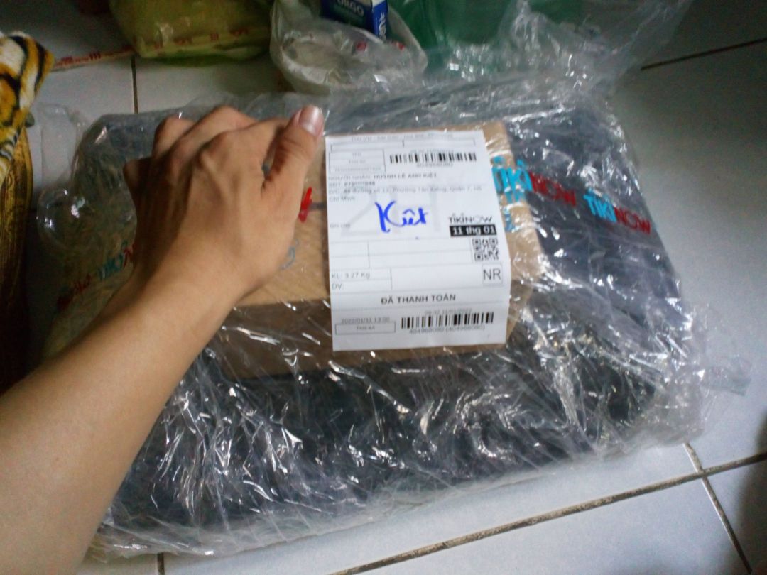 - Đóng gói cẩn thận, chắc chắn. 
- Sản phẩm có kèm quà tặng hộp khẩu trang. 
- Giao hàng nhanh, mình đặt tầm 1,5 tiếng sau đã giao đến. 
- Có phiếu bảo hành hàng chính hãng.
Balo cỡ trung, nhưng có 2 ngăn lớn chứa đc nhiều đồ, và nhiều ngăn nhỏ rất tiện đựng những đồ cá nhân. Balo cầm đeo rất chắc.