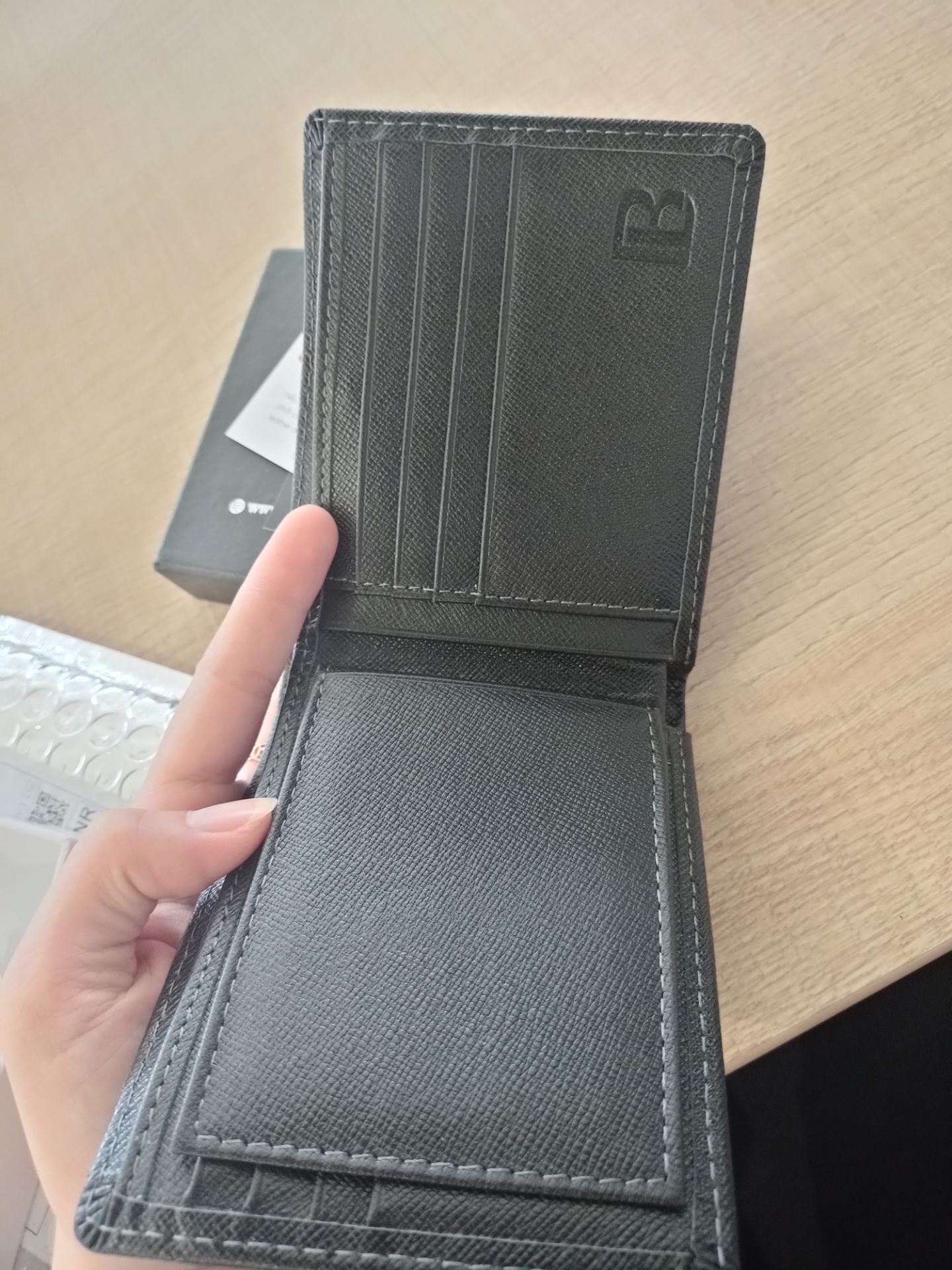 Mình đặt xanh navy nhưng shop lại giao màu đen, có hơi thất vọng. Nhưng thấy đóng gói cũng cẩn thận, tạm chấp nhận. Chất lượng sau này sử dụng sẽ phản hồi sau. Hy vọng shop rút kinh nghiệm soạn đơn cẩn thận hơn