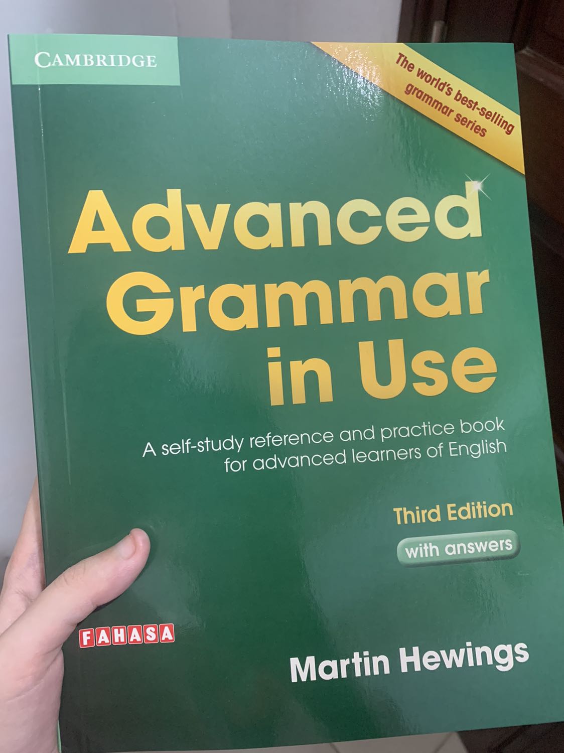 Giao hàng nhanh, cỡ 3 ngày là tới rồi (do mình ở xa). Chất lượng sách tốt, giấy không quá dày nhưng mình nghĩ cỡ vầy thì cũng oki rồi. Mình xem sơ qua mục lục thấy các đề mình kha khá giống cuốn intermediate, nhưng phần giải thích có phần sâu sắc hơn (nhiều chữ hơn). Đúng là sách này các bạn khá ngữ pháp rồi dùng thì hợp lí hơn, nếu các bạn ở trình độ thấp, nhìn vào thì ngộp lắm. Giao hàng nhanh, cỡ 3 ngày là tới rồi (do mình ở xa). Chất lượng sách tốt, giấy không quá dày nhưng mình nghĩ cỡ vầy thì cũng oki rồi. Mình xem sơ qua mục lục thấy các đề mình kha khá giống cuốn intermediate, nhưng phần giải thích có phần sâu sắc hơn (nhiều chữ hơn). Đúng là sách này các bạn khá ngữ pháp rồi dùng thì hợp lí hơn, nếu các bạn ở trình độ thấp, nhìn vào thì ngộp lắm.