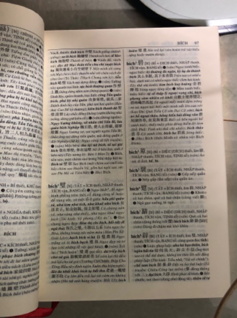 Sách giấy mỏng lại phết nhũ vàng, dính ko gỡ được. Cứ 2 trang chập 1. Ko biết ông bà nào nghĩ ra sáng kiến phết nhũ cho giấy pelure.