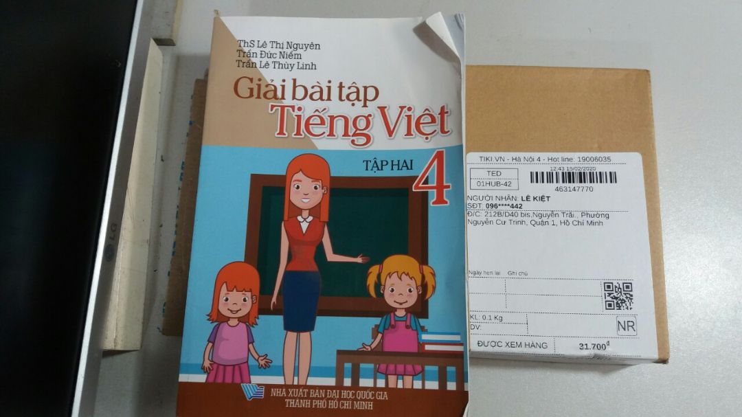 Sách bị dơ , quăn góc , nhăn ở vài trang cuối , giống như bị dẫm đạp lên sách.