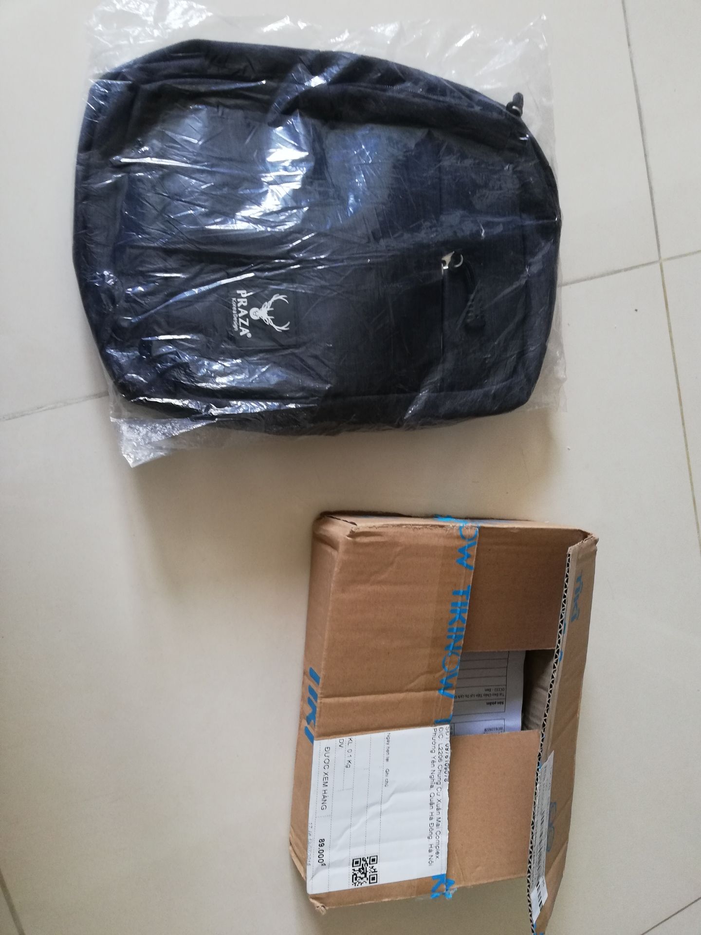 đăng giá lên tiki 246k rồi ghi giảm giá 89k. lúc gọi hỏi sao chất lượng rẻ tiền vậy thì nhân viên trả lời:" hàng tầm 100k thì chất lượng thế thôi". vậy khác gì *** người mua. tất nhiên người mua hàng thì ai cũng phải tìm hàng sale thì mới mua, như ở các trang amazon hàng sale cực rẻ nhưng chất lượng luôn là hàng chính hãng xin. Shop có hỗ trợ đổi hàng ko? mình chọn kiểu này to để vừa iPad, nhưng chất lượng ko tốt nên muốn đổi. cám ơn