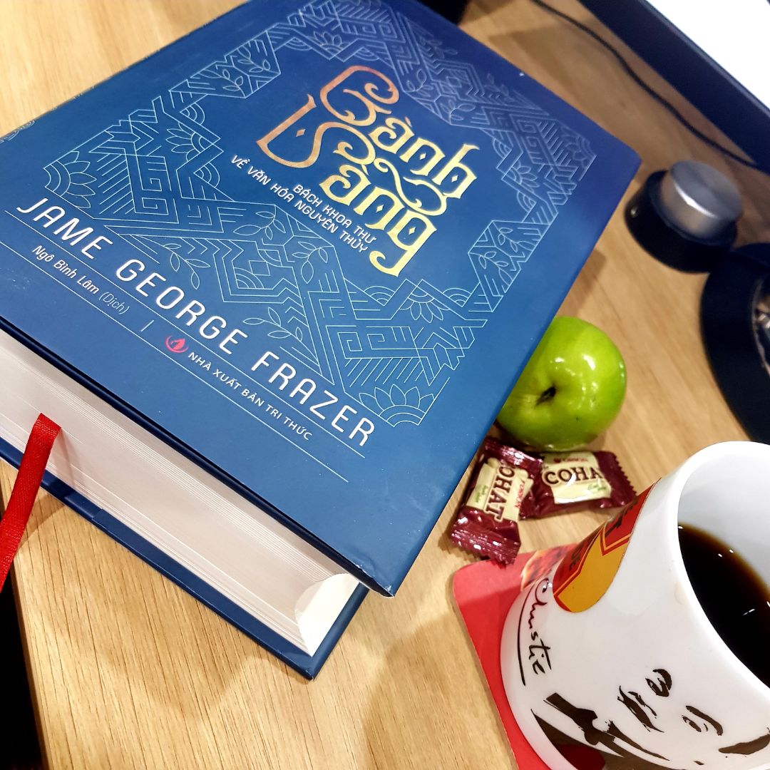 The Golden Bough - Cành Vàng, James George Frazer

Hiếm tác giả nào mà tập hợp được khá nhiều kiến thức tôn giáo, ý nghĩa của ma thuật, pháp thuật, vùng miền để hội tụ trong một tựa sách từ năm 18xx.

Nhà nhân chủng học Scotland, Sir James George Frazer, đã cố gắng xác định các yếu tố chung của niềm tin tôn giáo và tư tưởng khoa học, thảo luận về các nghi thức, sống chết của con người, thần chết , vật tế thần và nhiều biểu tượng và thực tiễn khác mà ảnh hưởng của nó đã mở rộng sang văn hóa thế kỷ 20.  Frazer đề xuất rằng nhân loại tiến bộ từ ma thuật thông qua niềm tin tôn giáo đến tư tưởng khoa học, trong quá trình tiến hóa tinh thần của loài người, thời đại ma thuật có trước thời đại tôn giáo, và sự khác biệt đặc trưng giữa ma thuật và tôn giáo là: trong khi ma thuật nhắm trực tiếp vào tự nhiên, tôn giáo nhắm đến kiểm soát nó một cách gián tiếp thông qua  trung gian của một sinh vật siêu nhiên mạnh mẽ hoặc những sinh vật mà con người kêu gọi giúp đỡ và bảo vệ.

Frazer đã chấp nhận rằng các lý thuyết của ông là đầu cơ trên hoàn cảnh và dựa trên sự giống nhau:  "Mong muốn của tôi là bài giảng chỉ nên được sử dụng cho việc theo đuổi sự thật, và không mong muốn được phổ biến và truyền bá. "

Thế cụ thể sách Cành Vàng sau khi đã được ấn bản ở VN trên dưới 3 lần thì sách nói về gì???

0. Truyện tựu trung trình bày chữ ko quá bé, không có hình ảnh, không có chú thích duới lề, >1200 trang, bạn có lẽ phải kiên trì mới tham khảo 1 lèo hết được...., quá dày như Hành trình Phương Đông. Và có nhiều lỗi chính tả kiểu: chữ hoa chữ thường, và đôi khi người biên tập có lẽ hơi lúng túng trong đặt câu chữ ví dụ: Bung xung ko hợp trong hoàn cảnh sách.

1. Tôi nghĩ lại đọc một quyển sách Hành trình Phương Đông thứ 2, cũng cỡ 1200 trang, xong ở đây được lưu cữu thực tế là..sau khi đọc còn dễ chấp nhận cái mình đọc. Còn 900 trang của Hành trình Phương Đông đọc hơi mơ hồ, ảo ảo...

2. Tôi có cảm giác như vừa đọc vừa du lịch qua màn ảnh nhỏ, vì mỗi đạo lễ nghi thức, tác giả mô tả khá tỉ mỷ, có lẽ thời 18xx chỉ thiếu mỗi tranh vẽ thêm vào đây thì đây là kho tra cứu tuyệt vời: suốt Nam Phi, tới Châu Úc, rồi lên Tây Tạng và tới Rome....Các nghi lễ giúp giải thích rõ hơn những gì người ta tin vào: Lửa, nuớc, hồn, máu, nước dãi, cái chết và thế giới bên kia.

3. Không những đưa ra nội dung các tập tục lễ tế, Frazer còn liên hệ các tập tục ở khắp các miền với nhau. Tôi ko thấy Đông Nam Á tới VN, xong đã có những địa danh Xiêm, phía North-eastern Asia, Western Asia

4. Có rất nhiều nghi lễ tác giả mô tả, y hệt cụ Phan Kế Bính hay Nhà Việt Nam học Nhất Thanh Vũ Văn Khiếu: Rất coi trọng phép làng lệ thôn. Một trong những cái mà anh chị em cần chú ý khi phượt do thám tới đâu. Đôi khi có những cái trong sách tham khảo chỉ nêu vậy, nhưng những góc nhìn khác thì có thể mô phỏng được tất cả.

5. Riêng có đoạn nói về cách nghĩ của ng phương Tây về Đạo Phật hơi thiên hướng man di khi thấy cảnh các nhà sư Xiêm cho rằng chặt cây bẻ cành như chặt cánh tay của mình vậy: Là một giáo lý man dã  bình thường được gán ghép vào hệ thống của một tôn giáo lịch sử. 

Bạn nghĩ sao?