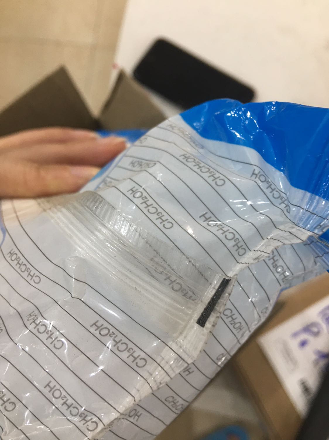 Tiki giao hàng nhanh, đóng gói cẩn thận, sản phẩm dùng ổn, tiện lợi; nhưng gói khăn ướt này chắc để tồn kho cả năm rồi vì bám đầy bụi bẩn, nhìn rất cũ luôn.