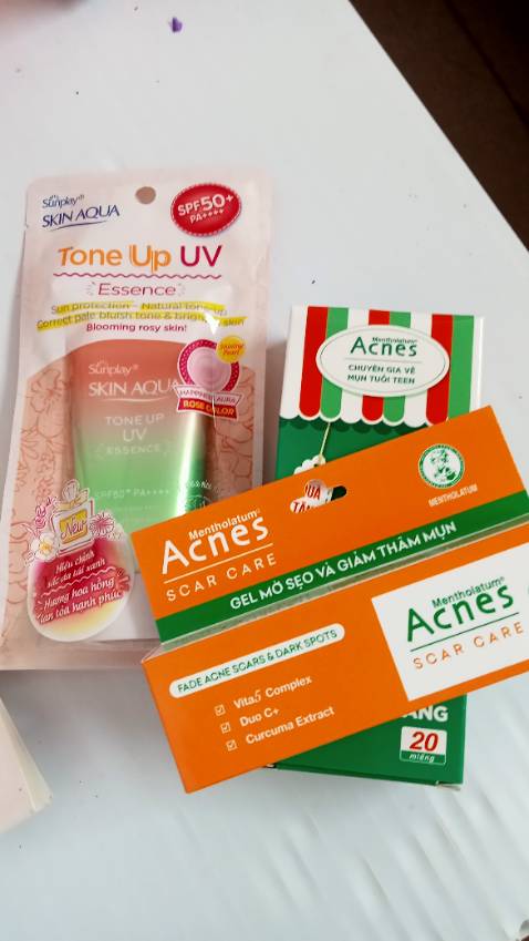 Giao nhanh  Sản phẩm này mình mới dùng lần đầu, không biết có hiệu quả với da mình không nhưng không gây kích ứng da, cũng không bị ngứa mà khá mát. Gel dạng trong nên ok