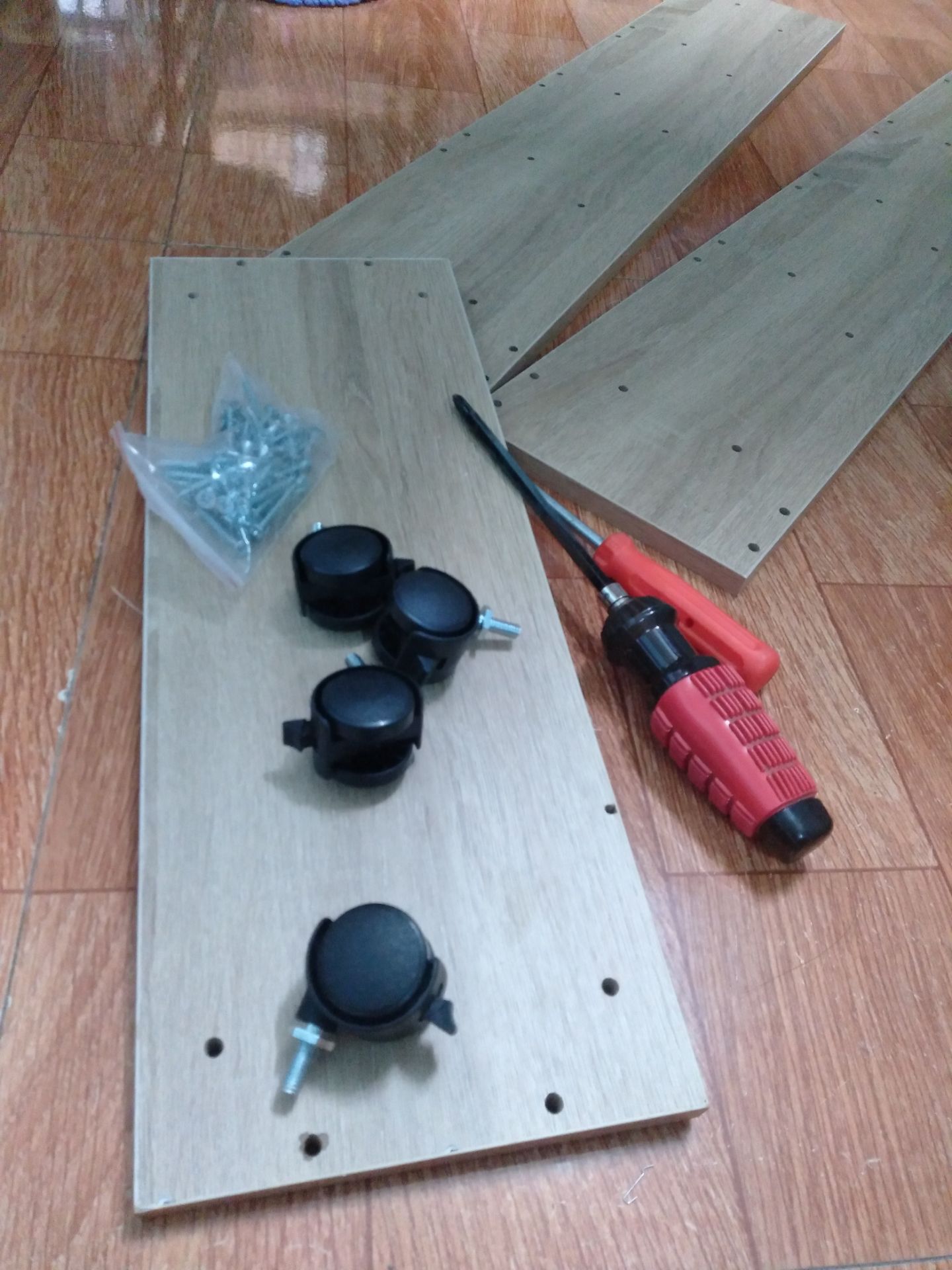 Ráp xong rồi, review đây, kệ đẹp, hơi mỏng không để sách khổ to giáo trình được. , giúp sắp xếp sách trẻ em gọn gàng hơn.