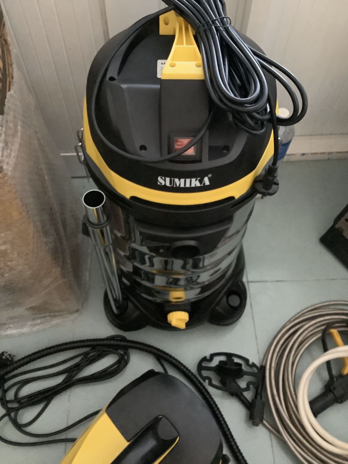 máy có công suất thật là 1200w(chay max dc 5,5amp) nhưng quảng cáo là 1800, nhưng giá vậy thì quá ổn, ngoại hình máy khá đẹp! tốt trong tầm giá!