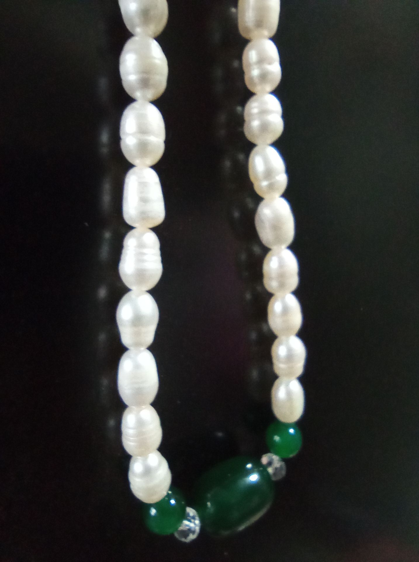 như quảng cáo , viên chuỗi không đều , " mềm " , nhìn gần không đẹp mắt - có viên trong , viên đục , có vài viên bị " tổn thương" . Tuy nhiên khi đưa lên ánh sáng , hơi lấp lánh , màu sắc thay đổi chút ít ở độ sáng và góc nhìn khác nhau